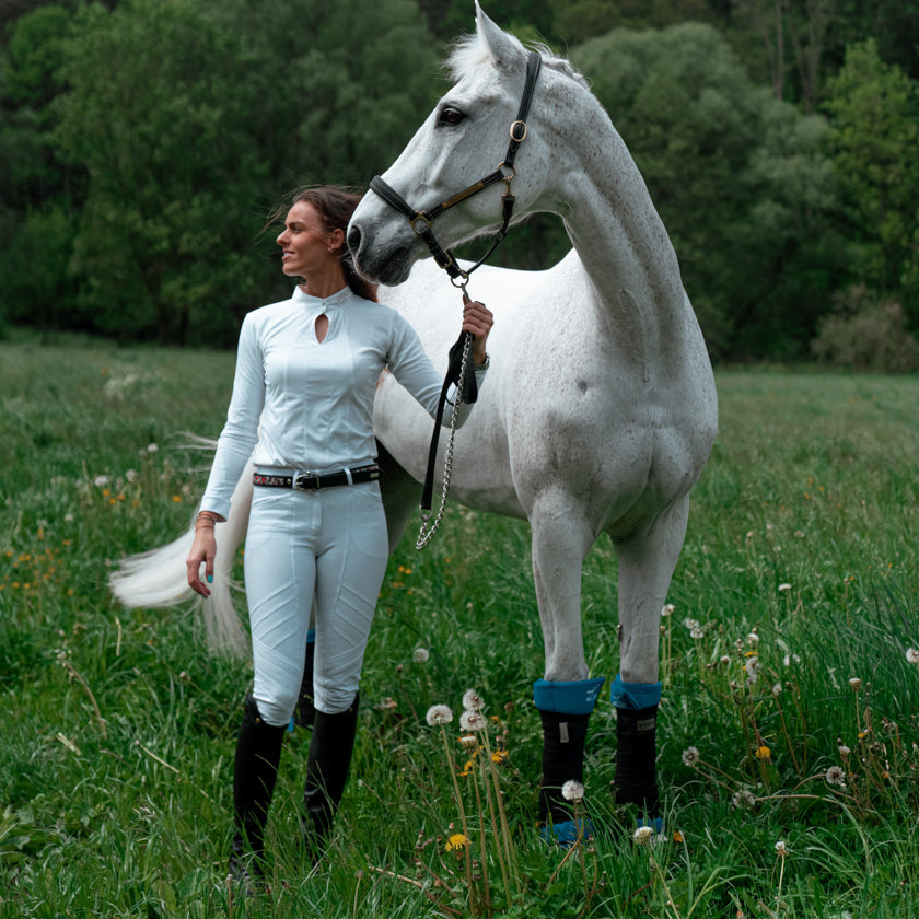 Bande de repos cheval, guetre. Sous bandage mousse bleu guêtres pour les pattes des chevaux. apporte la détente optimale et relaxante nécessaire aux contractions fréquentes de ces athlètes, la double couche du tissu autour d’une mousse confortable pour assurer un confort optimal. Utilisation simple. Textile médical avec un procédé minéral pour les chevaux.  la gestion des tensions et des douleurs diverses mais également une amélioration de la régénération cellulaire.