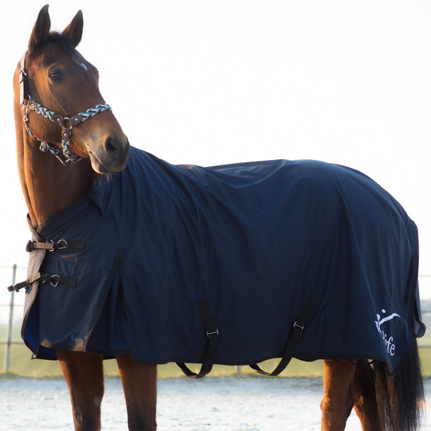 Couverture cheval impermeable hiver bleu cheval avec différentes tailles. Textile médical avec un procédé minéral pour les chevaux. la gestion des tensions et des douleurs diverses mais également une amélioration de la régénération cellulaire et une récupération active après le sport. La couverture leur apporte la détente optimale et relaxante nécessaire aux contractions fréquentes de ces athlètes. D’utilisation simple, il suffit d’habiller votre cheval.