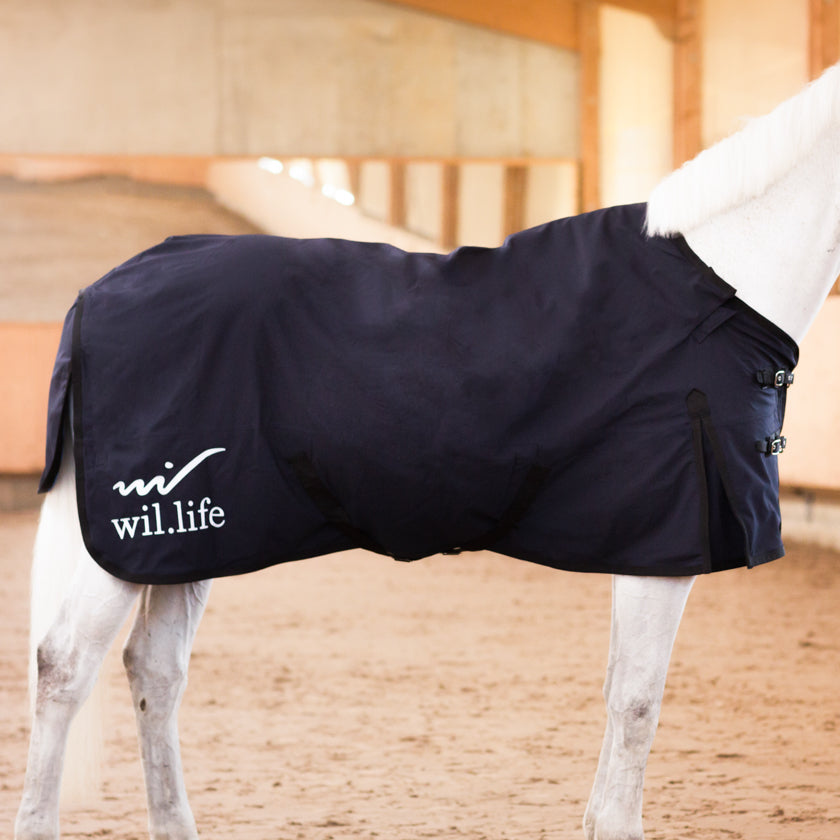 Couverture cheval impermeable hiver bleu cheval avec différentes tailles.  Textile médical avec un procédé minéral pour les chevaux.  la gestion des tensions et des douleurs diverses mais également une amélioration de la régénération cellulaire et une récupération active après le sport. La couverture leur apporte la détente optimale et relaxante nécessaire aux contractions fréquentes de ces athlètes. D’utilisation simple, il suffit d’habiller votre cheval.