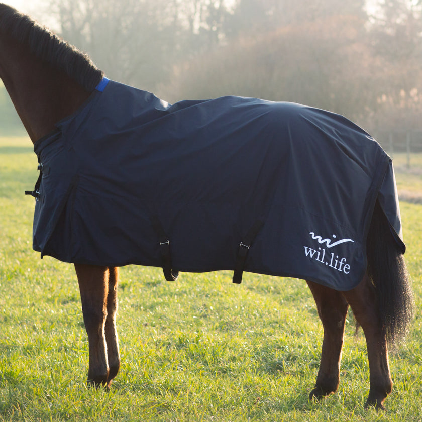 Couverture cheval impermeable hiver bleu cheval avec différentes tailles. Textile médical avec un procédé minéral pour les chevaux. la gestion des tensions et des douleurs diverses mais également une amélioration de la régénération cellulaire et une récupération active après le sport. La couverture leur apporte la détente optimale et relaxante nécessaire aux contractions fréquentes de ces athlètes. D’utilisation simple, il suffit d’habiller votre cheval.