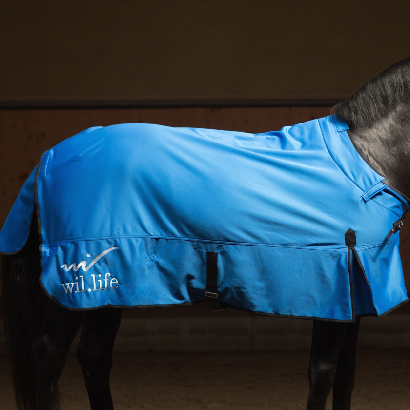 Couverture pour chevaux été bleu cheval. Textile médical avec un procédé minéral pour les chevaux. la gestion des tensions et des douleurs diverses mais également une amélioration de la régénération cellulaire et une récupération active après le sport. La couverture leur apporte la détente optimale et relaxante nécessaire aux contractions fréquentes de ces athlètes. D’utilisation simple, il suffit d’habiller votre cheval.