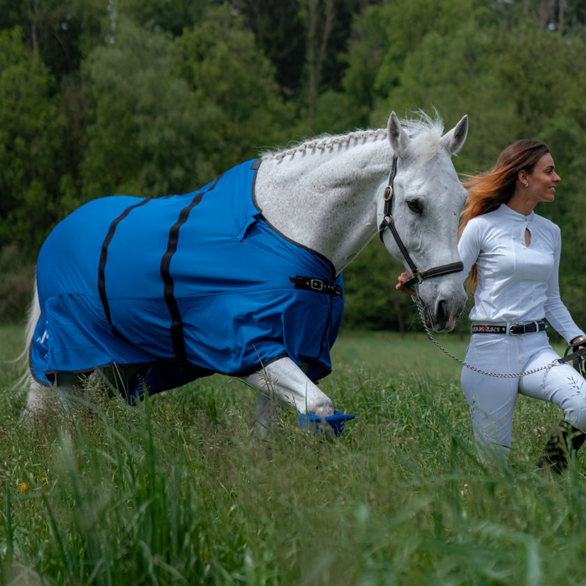 Couverture pour chevaux été bleu cheval. Textile médical avec un procédé minéral pour les chevaux.  la gestion des tensions et des douleurs diverses mais également une amélioration de la régénération cellulaire et une récupération active après le sport. La couverture leur apporte la détente optimale et relaxante nécessaire aux contractions fréquentes de ces athlètes. D’utilisation simple, il suffit d’habiller votre cheval.