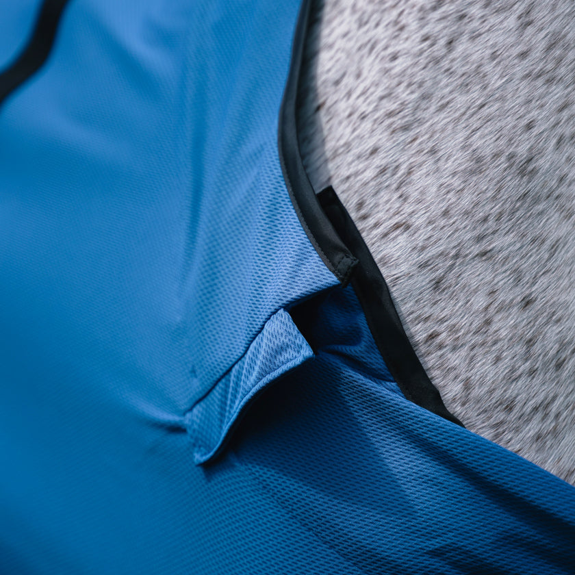 Couverture pour chevaux été bleu cheval. Textile médical avec un procédé minéral pour les chevaux. la gestion des tensions et des douleurs diverses mais également une amélioration de la régénération cellulaire et une récupération active après le sport. La couverture leur apporte la détente optimale et relaxante nécessaire aux contractions fréquentes de ces athlètes. D’utilisation simple, il suffit d’habiller votre cheval.