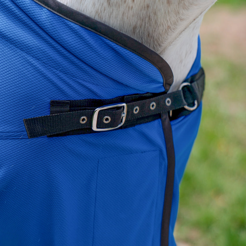 Couverture pour chevaux été bleu cheval. Textile médical avec un procédé minéral pour les chevaux. la gestion des tensions et des douleurs diverses mais également une amélioration de la régénération cellulaire et une récupération active après le sport. La couverture leur apporte la détente optimale et relaxante nécessaire aux contractions fréquentes de ces athlètes. D’utilisation simple, il suffit d’habiller votre cheval.